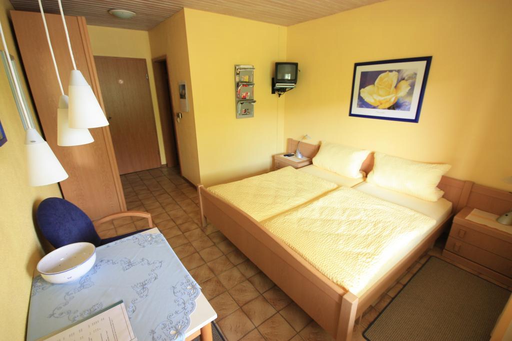 Pension-Ferienwohnung Liesbachtal Direkt Am Waldrand Bayerische Rhoen Schonau an der Brend Room photo